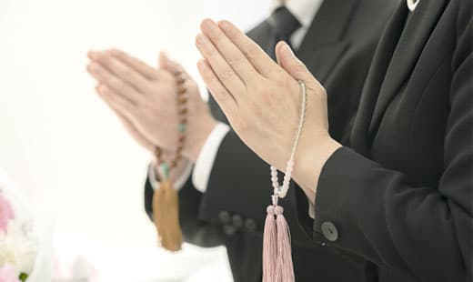 葬儀での数珠を持つ手元のマナーイメージ