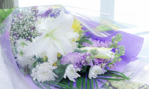 葬儀用の供花アレンジメントのイメージ