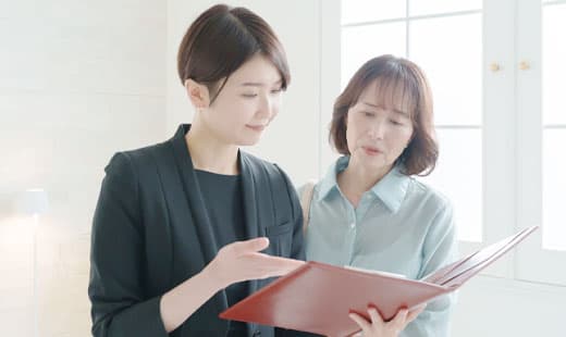 葬儀について相談する家族のイメージ