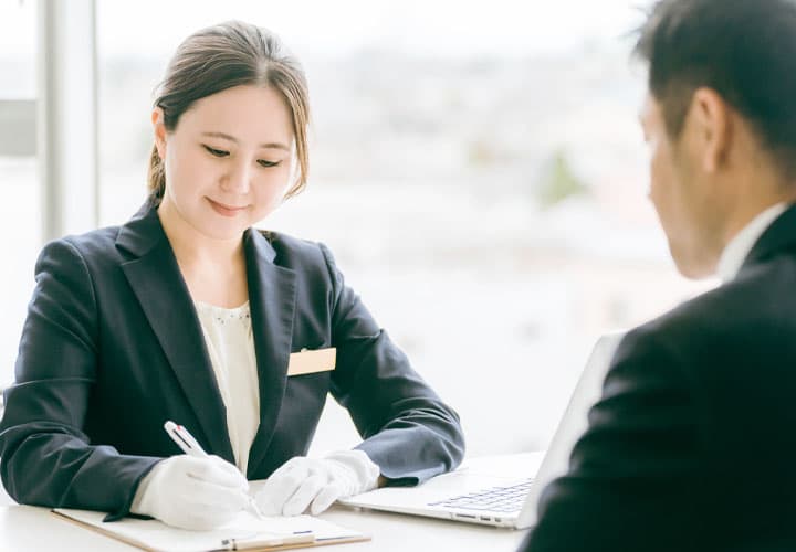 葬儀の事前相談で丁寧に話を聞く女性スタッフ