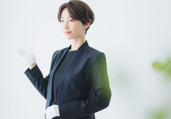 案内をしている女性スタッフ