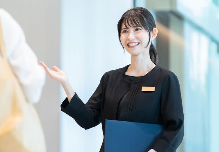 笑顔で案内している女性スタッフ